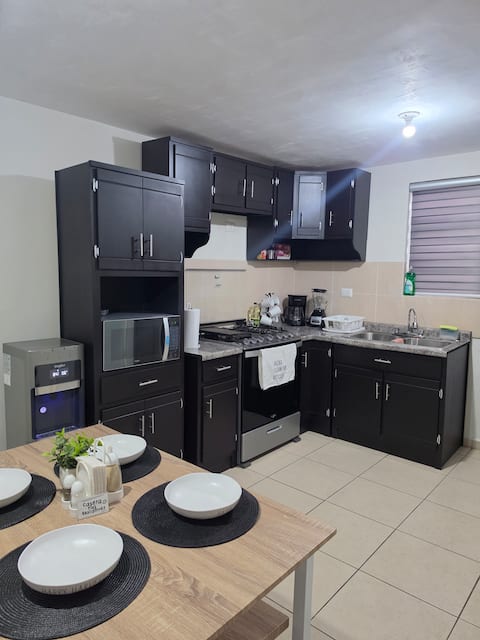 3-bedroom house, 10 minutes to the airport, we take payments