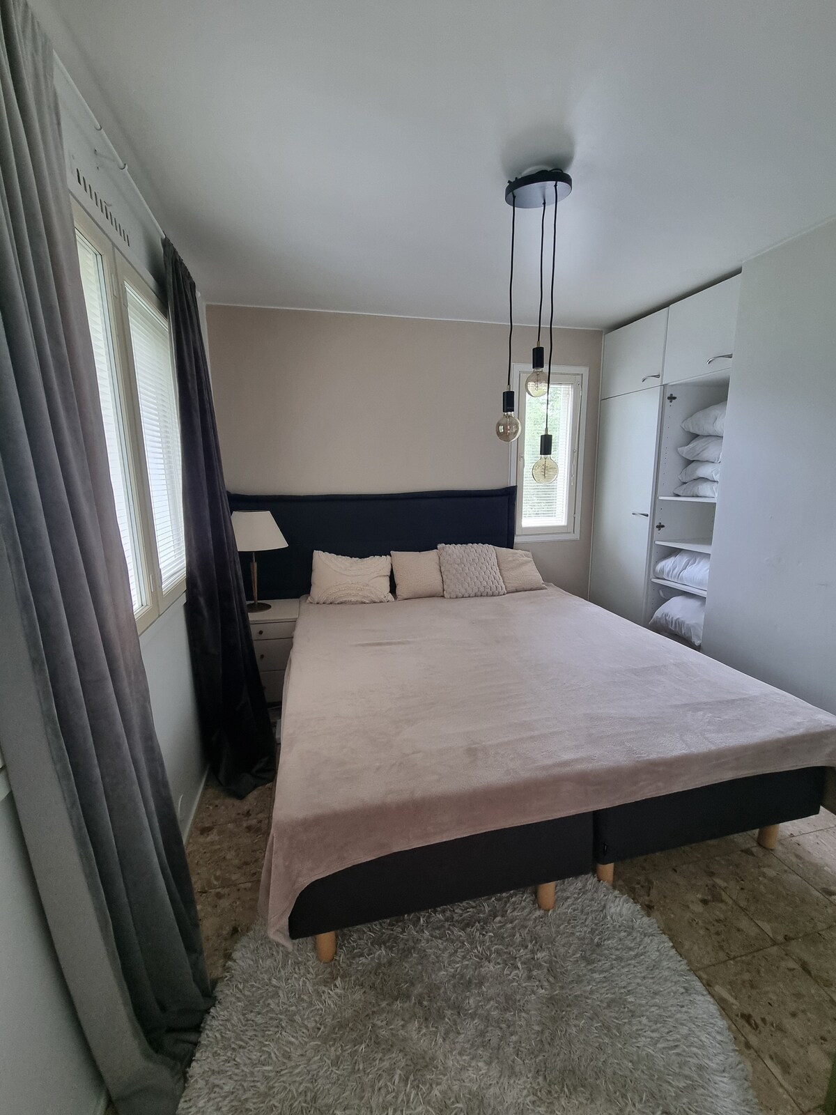 Posteľ: kvalitná posteľ Familio, 2 x 90 cm pre dobrý spánok. Celková šírka dvojlôžka je 180 cm.