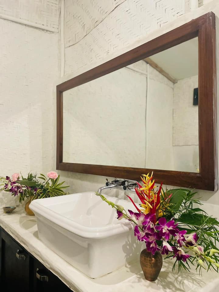 Full bathroom 2 image 1