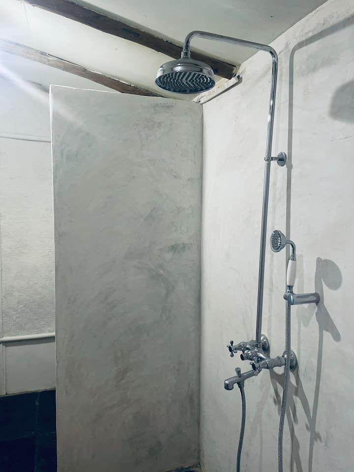Full bathroom 1 image 1