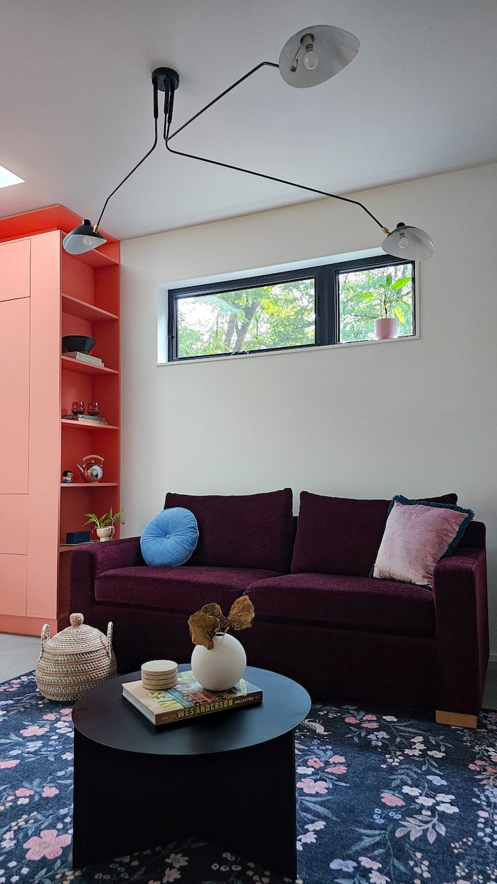 سرير أريكة بحجم كوين مع مرتبة ميموري فوم.