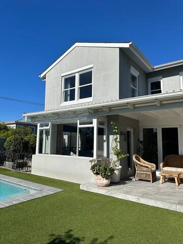 Deluxe home w/ soccer field in Upper Claremnt gallery image 2