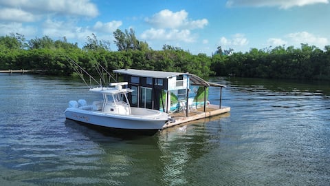 The Burrow-a floating cabin, rental boat available