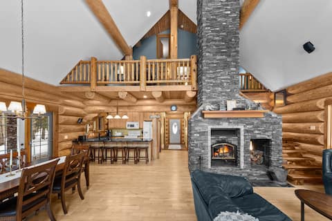 Top performing Airbnb: Charming Log Chalet Getaway – 1 km from Resort in Columbia Shuswap