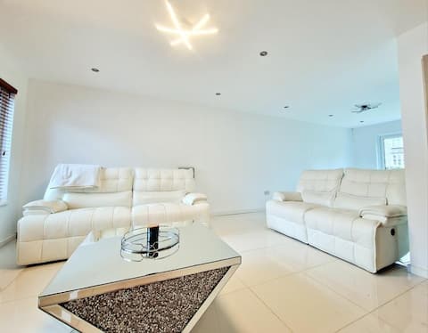 Top Airbnb: New build modern high spec house in Maryfield