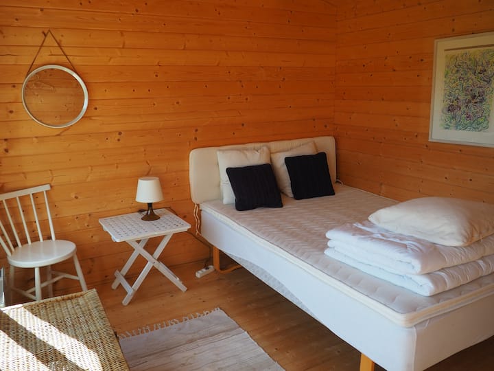 Kiambatisho kilicho na mlango wa kujitegemea.
Kitanda kizuri cha watu wawili na kabati la kuhifadhia nguo.