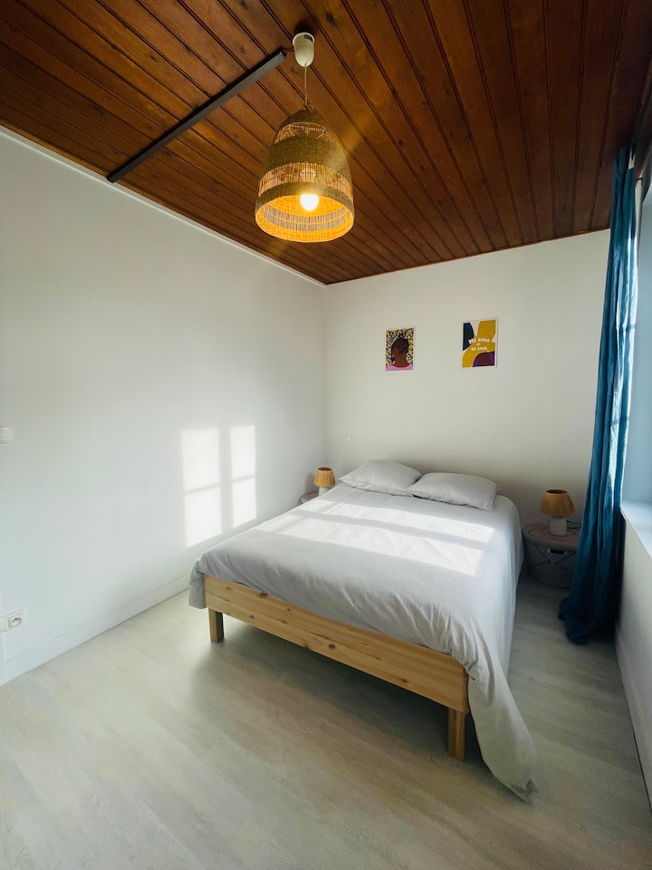 2 нощни лампи
2 традиционни кошници на Сенегал като нощно легло.
1 огледало
1 стол 
1 съблекалня