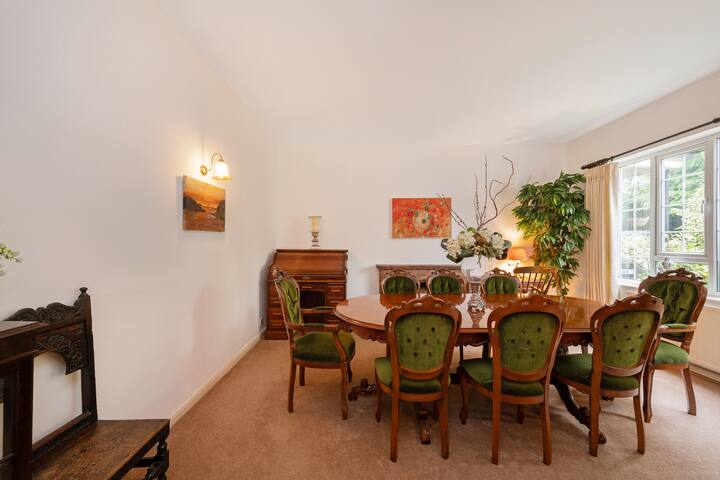 5-Bed Home | Private Parking | 25 Mins To Central gallery image 4