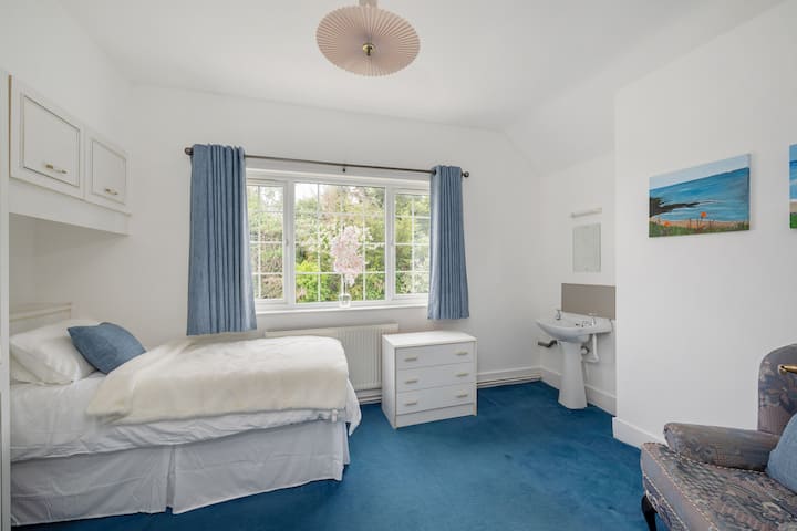 غرفة النوم الثالثة بسرير واحد