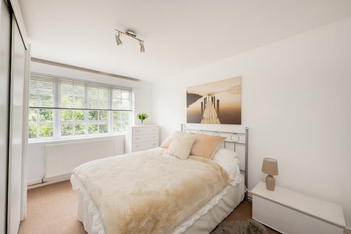 غرفة النوم الثانية بسرير مريح