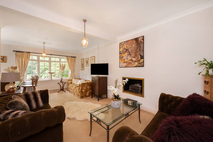 5-Bed Home | Private Parking | 25 Mins To Central gallery image 3