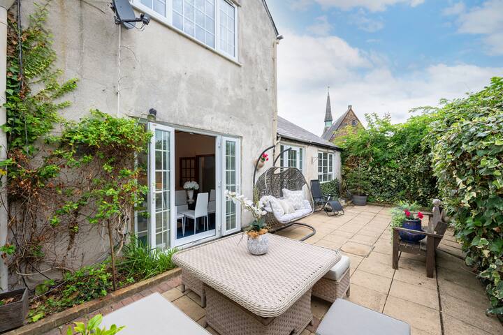 5-Bed Home | Private Parking | 25 Mins To Central gallery image 2