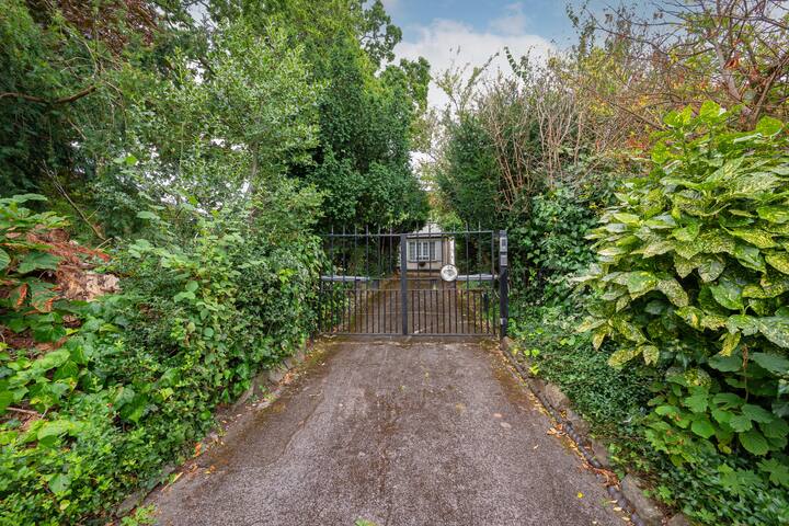 5-Bed Home | Private Parking | 25 Mins To Central gallery image 5