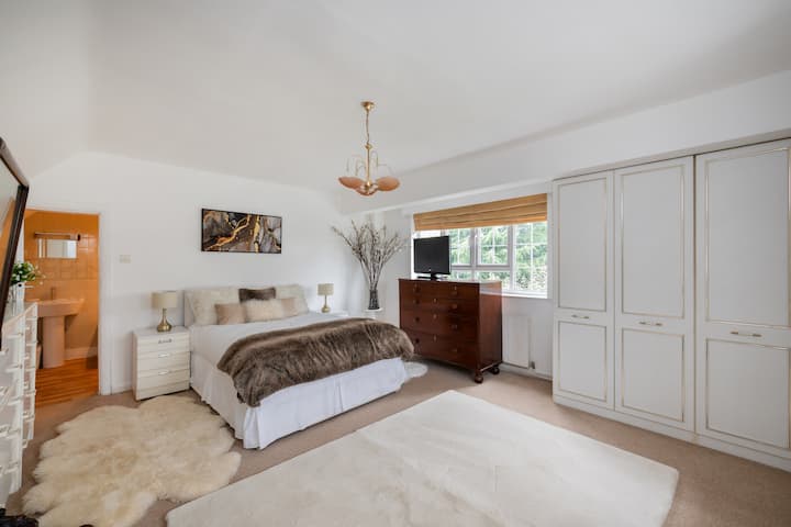 غرفة النوم الرئيسية في هذا العقار مع حمام داخلي