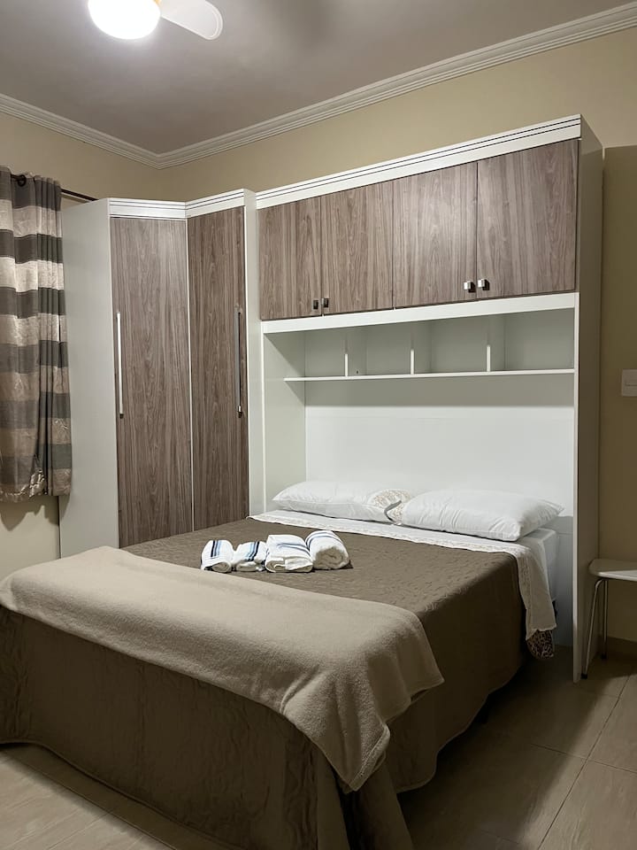 Veľký apartmán s detskou postieľkou až na jeden rok 
Cortina v okne
Prikrývka,vankúš a posteľná prikrývka,vankúše a uteráky 
Stropný ventilátor
Naparovacia žehlička 
Zrkadlo 
