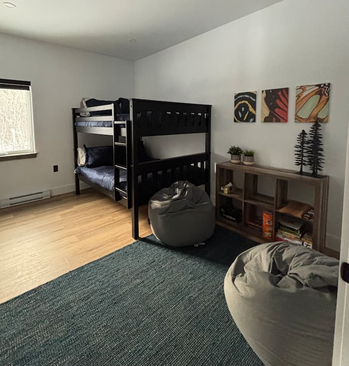 Poschodová posteľ s dvojitými matracmi 