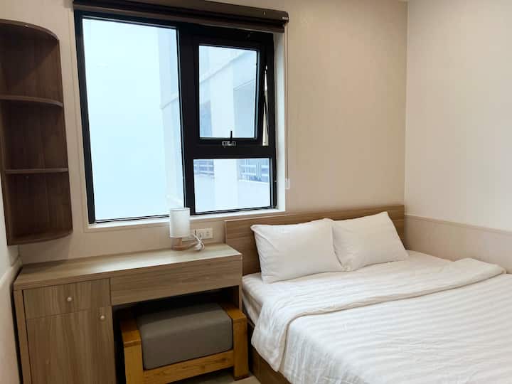 Pogled na more s velikog prozora spavaće sobe. Iz spavaće sobe možete promatrati izlazak sunca.