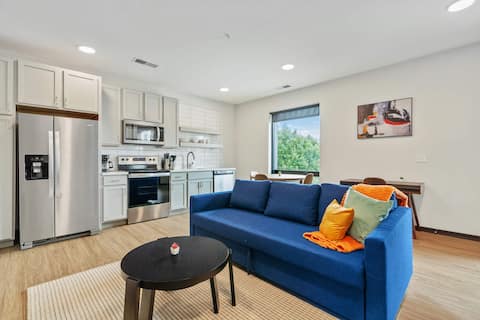 CozySuites Mass with lounge and roof deck #4
