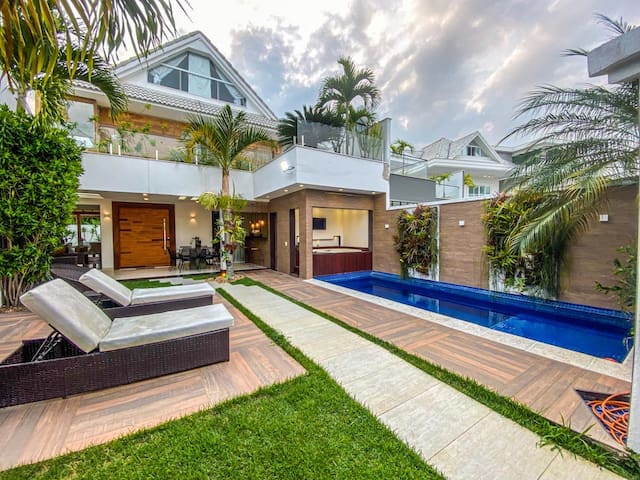 Casa 5 suítes, reta da praia c/piscina e Jacuzzis