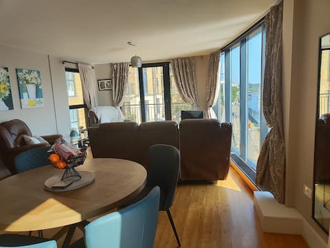 Top Airbnb: River view in Derry City