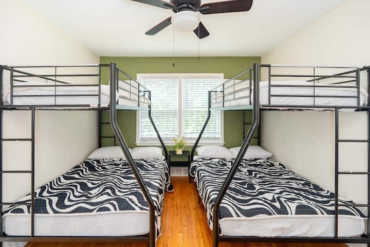 Spálňa 2 má 2 poschodové postele s mäkkou posteľnou bielizňou a vankúšmi navyše, ideálna pre rodiny alebo skupiny. Oddýchnite si po návšteve dostihovej dráhy Churchill Downs, výstavy Kentucky Expo Center alebo centra Louisville. Vďaka kúreniu, klimatizácii, úložnému priestoru v skrini a zásuvkám je ideálne pre dlhodobé pobyty.