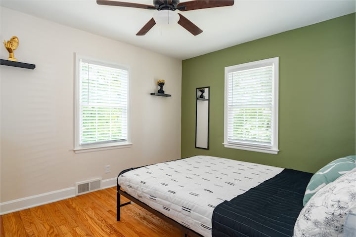 Oddýchnite si po návšteve dostihovej dráhy Churchill Downs, výstavy Kentucky Expo Center alebo centra Louisville. Táto spálňa má manželskú posteľ s mäkkou posteľnou bielizňou a vankúšmi navyše, kúrenie, klimatizáciu, šatník a zásuvky. Je ideálna pre rodiny, priateľov alebo dlhodobé pobyty.