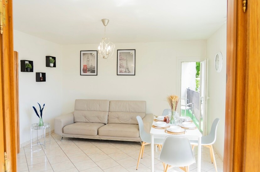 Top Airbnb: Large 5 bedroom near Paris à Créteil