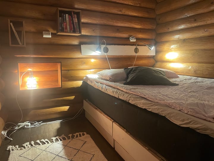 Спяща ниша с тясно двойно легло