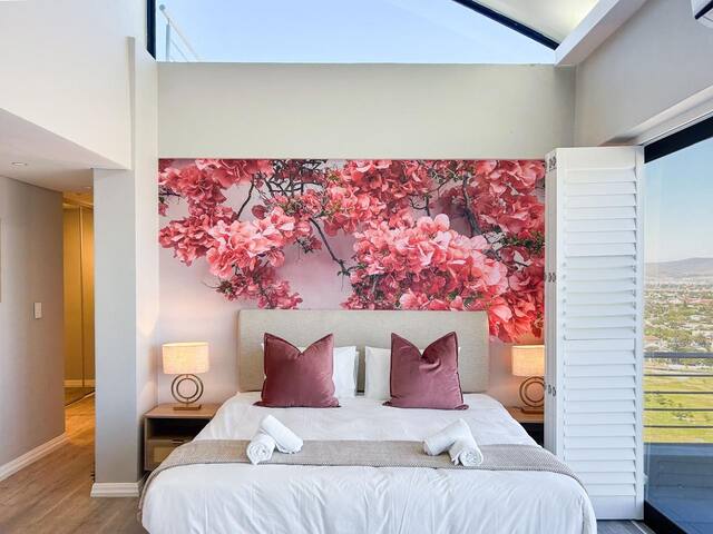 Greek-Themed Penthouse with Panoramic Views gallery image 3