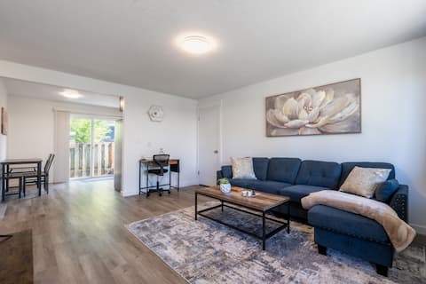 Central 2 Bedroom Apartment with Washer & Dryer