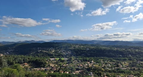 Beautiful view, close to downtown, with jacuzzi/sauna