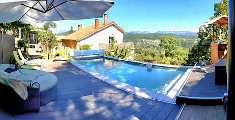 Beautiful view, close to downtown, with jacuzzi/sauna