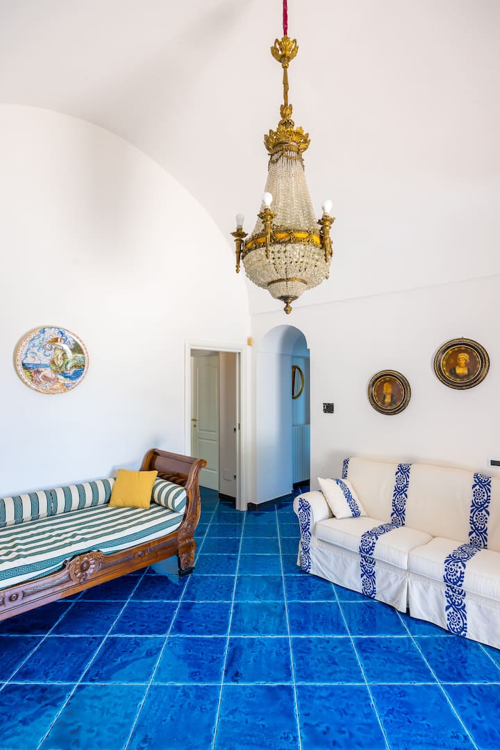 إطلالة على غرفة المعيشة والممر المؤدي إلى غرفتي نوم وحمام مجاور للغرف 