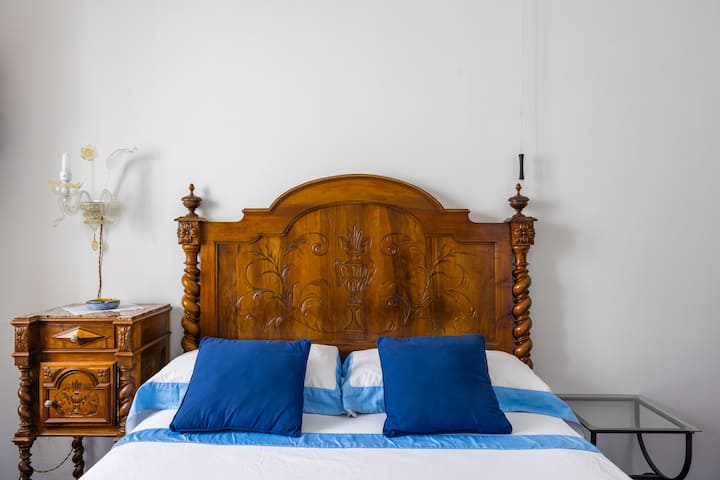 غرفة نوم بسرير بحجم كبير