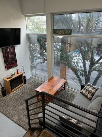 Westloop Loft With 2 Private Balconies gallery image 2