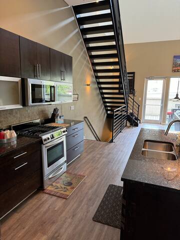 Westloop Loft With 2 Private Balconies gallery image 4