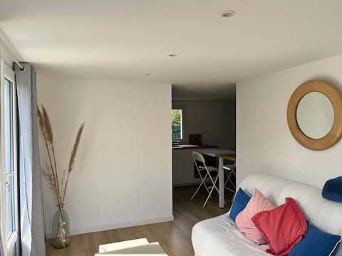 Popular Airbnb listing: accommodation 150 meters from the ocean in Batz Sur Mer