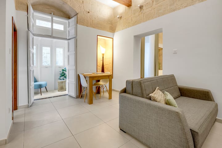 Valletta Maisonette - 2 Balconies, Super Location - Valletta