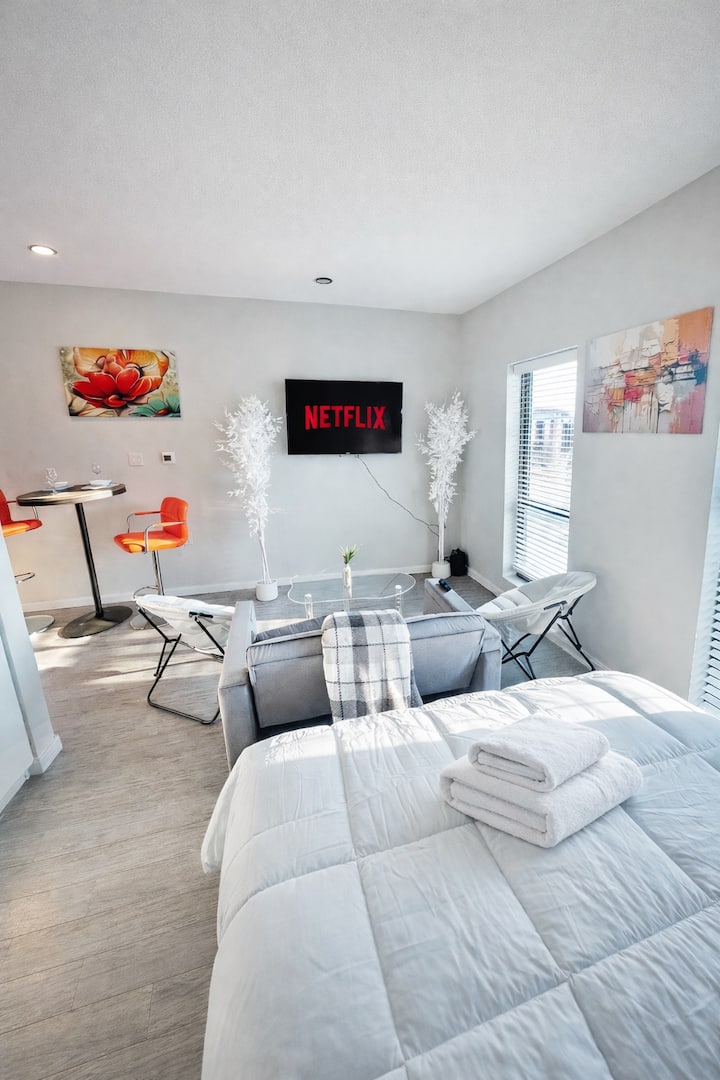 Zesty Orange Abode - Des Moines, IA