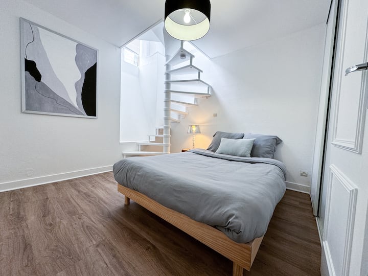 ✓ Kitanda cha watu wawili (140x190), 
✓ meza ya kando ya kitanda iliyo na taa
✓ Rafu ya kuhifadhi
✓ Ubao wa kupiga pasi na ubao wa kupiga pasi
Kifyonza ✓ vumbi na vifaa vya moping

Taulo, mashuka, mito, duveti na taulo zinatolewa.