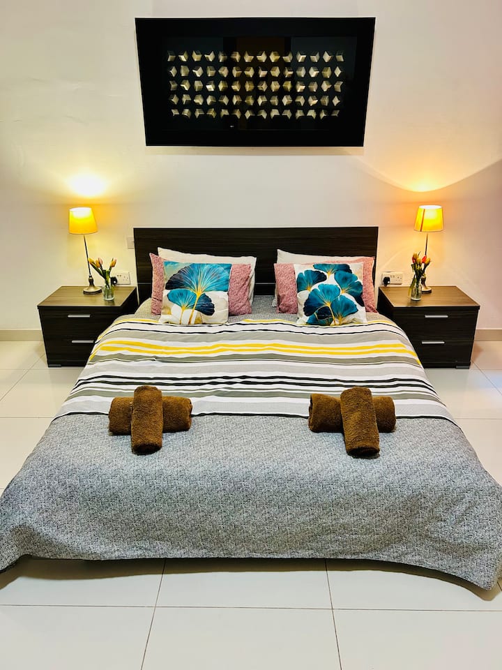 Massive Seaside Home, Very Central Paceville Area - 몰타