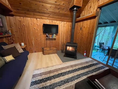 Top Airbnb: Cozy Riverside Getaway * No cleaning or pet fees* in Havelock Belmont Methuen