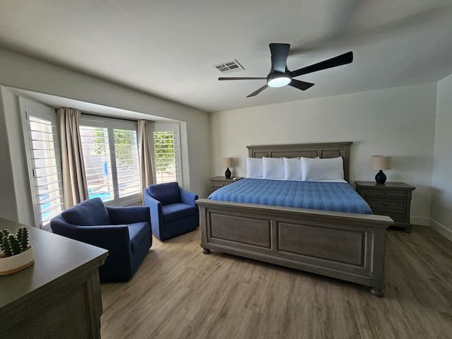 Oasis. Freshly Remodeled Pool Home!