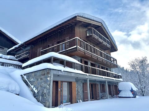 Stunning Chalet in La Tania- 3 mins walk to slopes