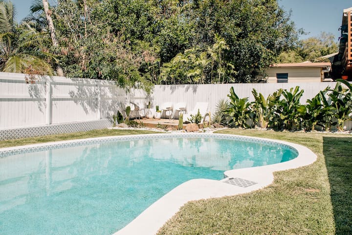 Coastal Med oasis, walk to the beach, pet friendly