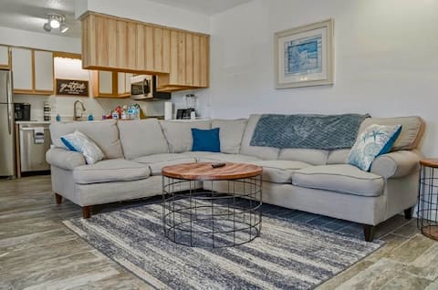 Top Airbnb: 2 Bedroom-Pet Friendly Condo/ Hot Tub/ Pool in Kitty Hawk