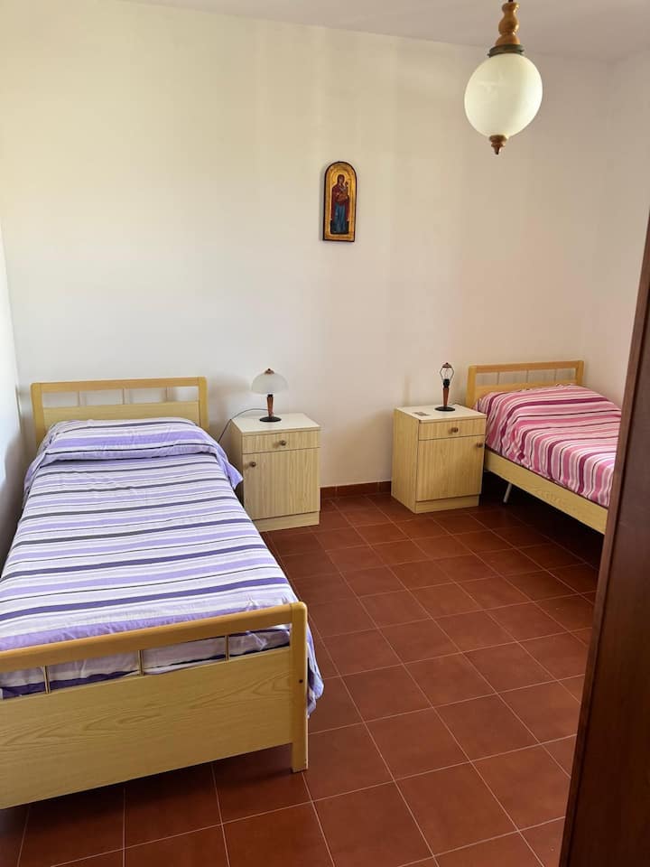 Esta habitación tiene dos camas individuales, pero también se podría acercar.
El baño está justo al lado de esta habitación. 