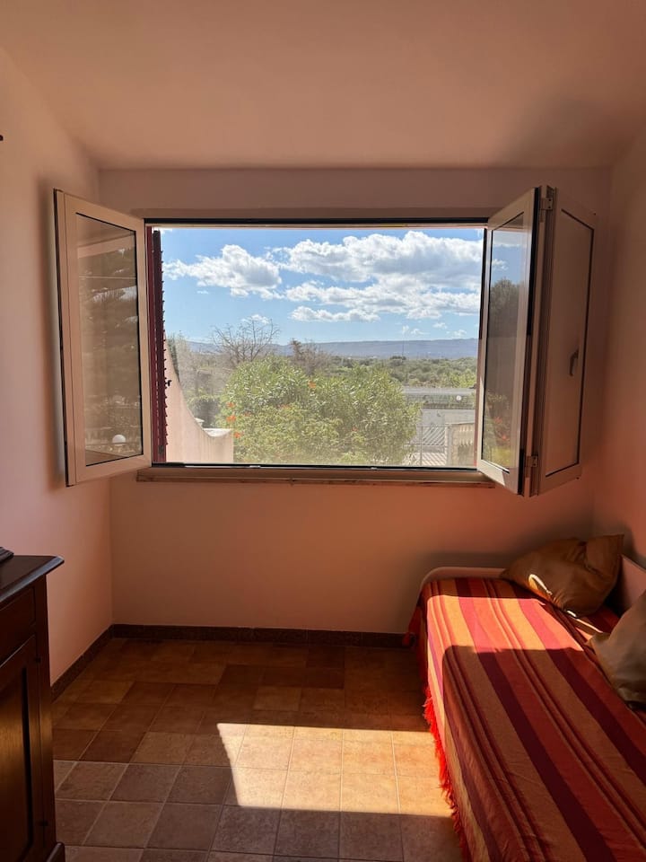 La habitación es luminosa, abierta y se comunica directamente con la cocina. Es una zona de estar donde puedes desayunar o trabajar tranquilamente en la computadora. Hay una cama cerca de la ventana y una cama extraíble.
El techo está inclinado. Puedes disfrutar de unas hermosas vistas. 