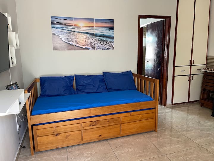 מטבח וסלון בקונספט פתוח.