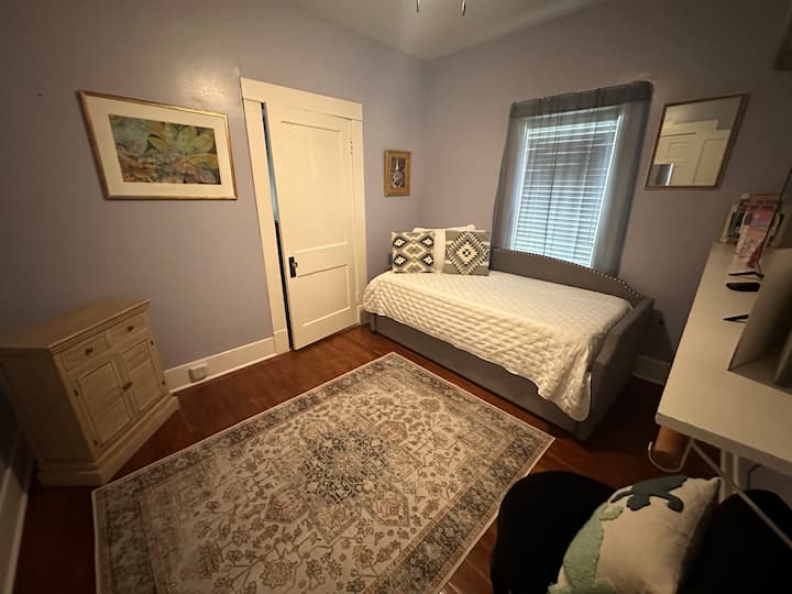 Двоен кревет (широк 150-179 см) со брачен кревет (широк 180-179 см). Собата вклучува игри, книги и паметен телевизор. 